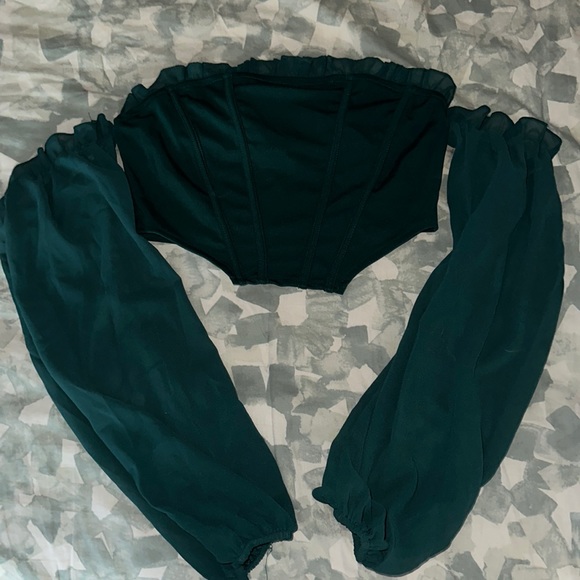 Super cute green off the shoulder crop top - Picture 1 of 2